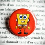 Badge 32mm Bob l’éponge rouge