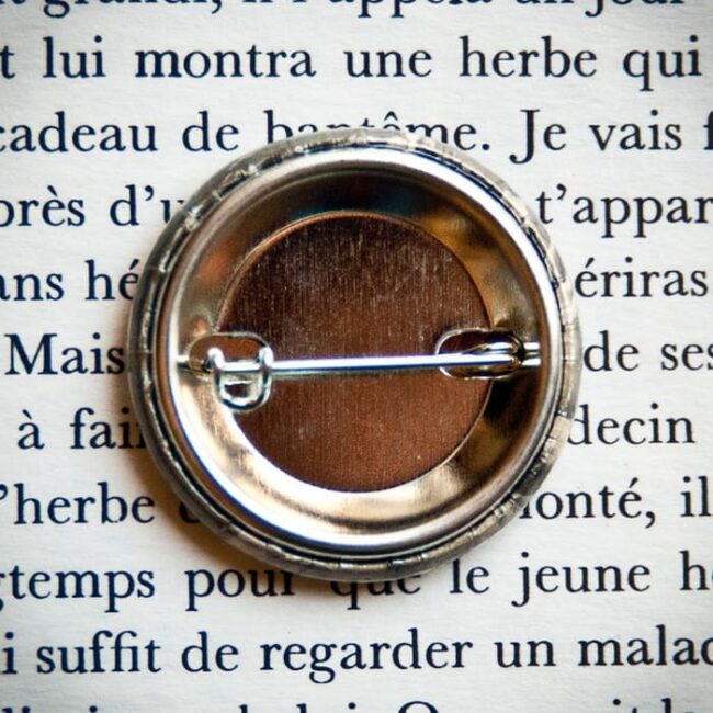 Badge vintage 32mm Bonne fête Ernest 7 novembre 1912 dos