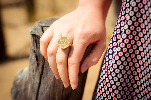 Assuna - Petite bague Apolline dorée - Look