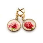 Boucles d'oreilles dorée carte postale Fleurs Roses Fond Blanc