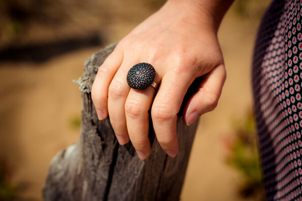 Assuna - Bague Victoire argentée - Look porté