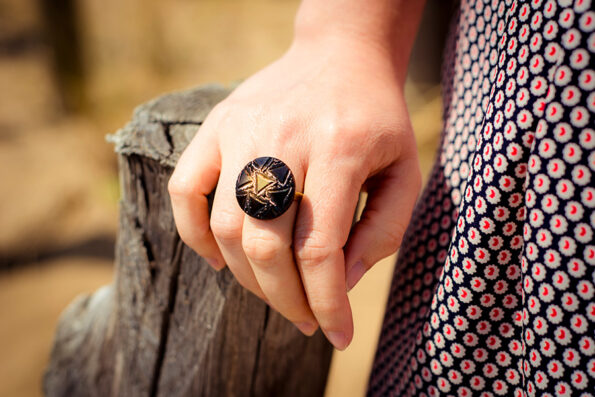 Assuna - Bague Léonie dorée - Look