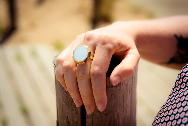 Assuna - Bague Gabrielle blanche et dorée - Look