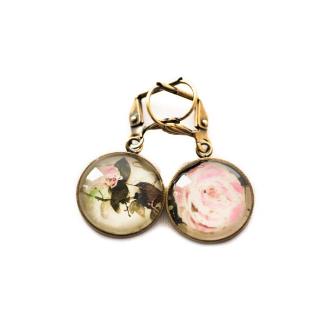 Boucles d'oreilles dorées carte postale Fleurs Roses Pâles Fond Blanc