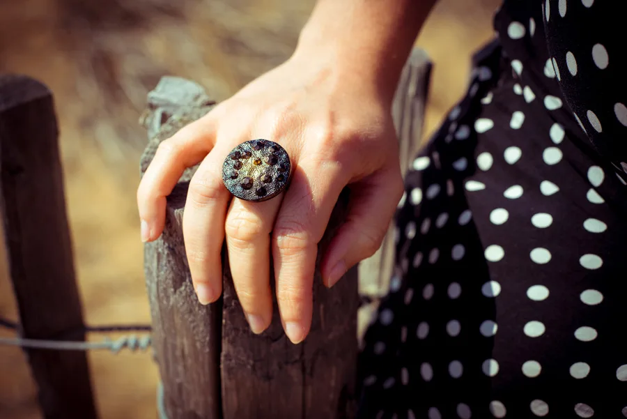 Assuna – Grande bague Lucienne dorée – Face