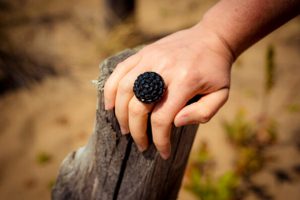 Assuna - Bague Gilberte noire - look porté