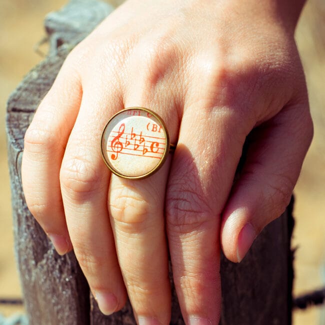 Bague partition ancienne clé de sol bémol rouge zoom