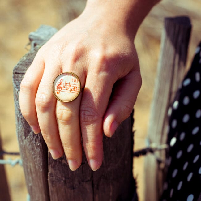 Bague partition ancienne clé de sol bémol rouge