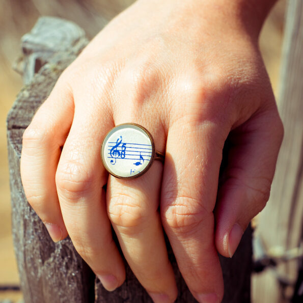 Bague partition ancienne clé de sol bleue zoom