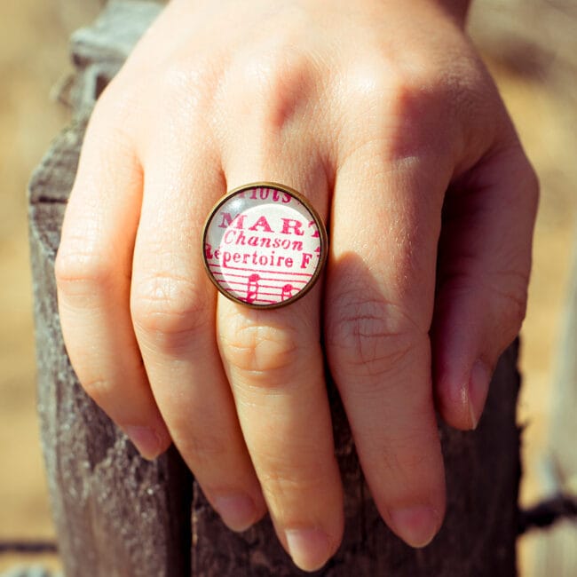 Bague partition ancienne notes roses chanson zoom