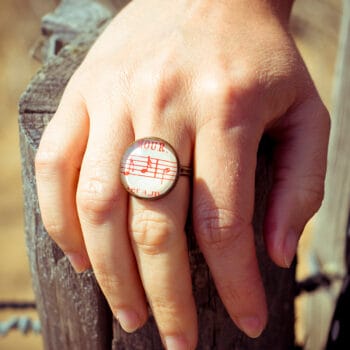 Bague partition ancienne notes rouges amour zoom