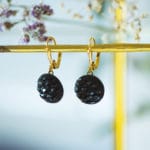 Boucles d’oreilles dormeuses bouton ancien Noir or inspiration vintage