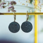 Boucles d’oreilles grandes dormeuses Apolline bleu vitrine