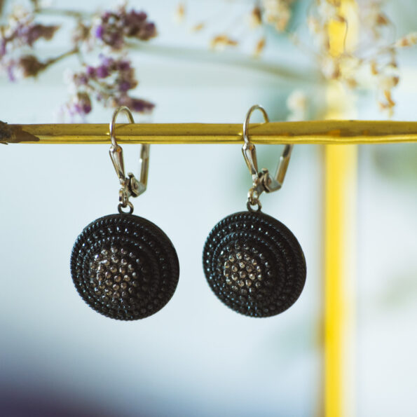 Assuna - Boucles d'oreilles grandes dormeuses Isild vitrine