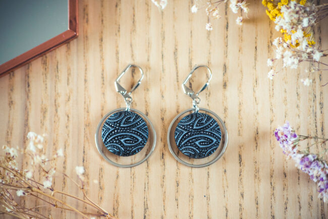 Assuna - Boucles d'oreilles tendance grandes dormeuses cercles Garance bleu inspiration vintage