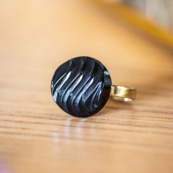 Assuna - zoom Petite bague Simone - bouton ancien - inspiration vintage