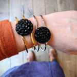 Assuna – Bracelet vintage Gilberte noir – bouton ancien 1940