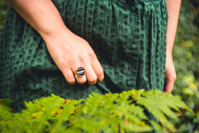 Assuna - Petite bague Constance - bouton ancien - inspiration vintage