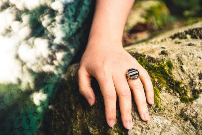 Assuna - Petite bague Constance - bouton ancien - inspiration vintage