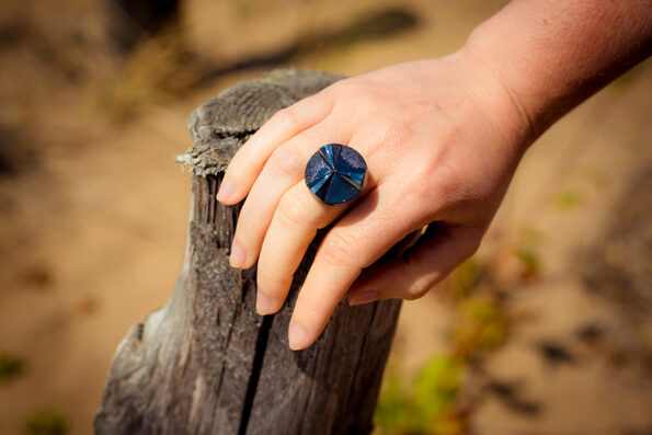 Bague Angèle bleue - bouton ancien - look