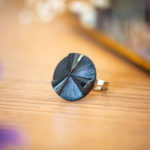 Assuna – Petite Bague Angèle bleue – bouton ancien – inspiration vintage