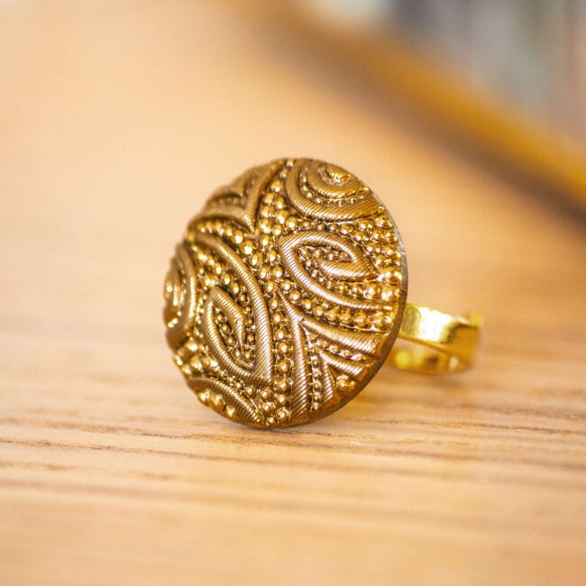 Assuna - zoom Bague Garance dorée - bouton ancien - inspiration vintage