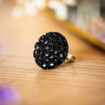 Assuna – Bague Gilberte noire – bouton ancien – inspiration vintage