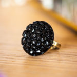 Assuna – Bague Gilberte noire – bouton ancien – inspiration vintage