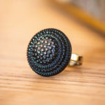 Assuna – Bague Isild argentée – bouton ancien – inspiration vintage