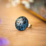 Assuna – Bague Lucienne argentée – bouton ancien – inspiration vintage