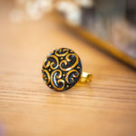 Assuna – Bague Thelma dorée – bouton ancien – inspiration vintage