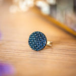 Assuna – Petite bague Bertille bleue – Petite bague bouton ancien d’inspiration vintage