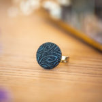 Assuna – Petite bague Garance bleue – bouton ancien – inspiration vintage