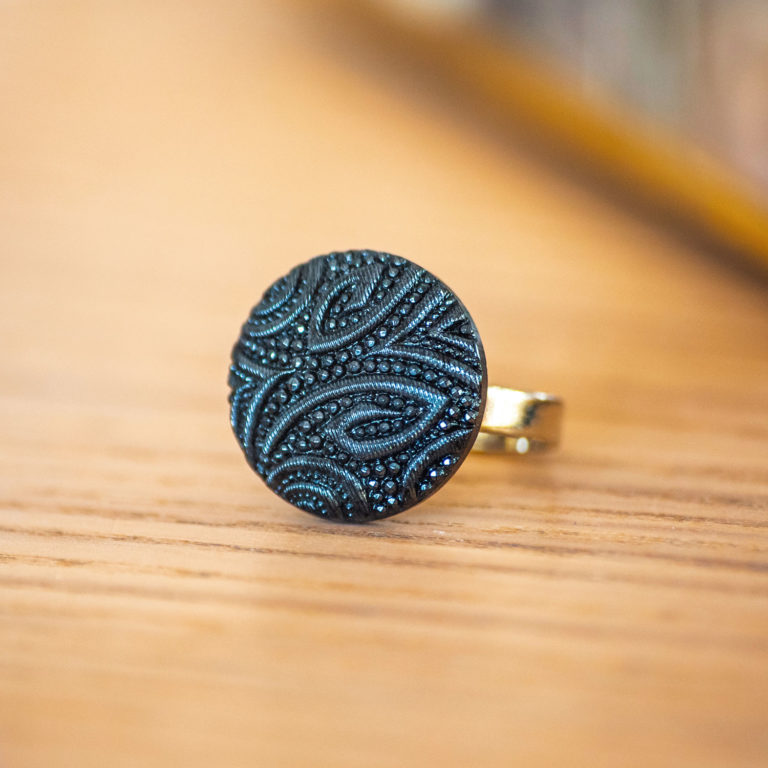 Assuna - zoom Petite bague Garance bleue - bouton ancien - inspiration vintage