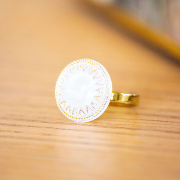 Assuna - zoom Petite bague Lucie - bouton ancien - inspiration vintage