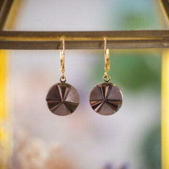 Assuna - Petites dormeuses Angèle bronze - Boucles d'oreilles bouton ancien - doré à l'or fin