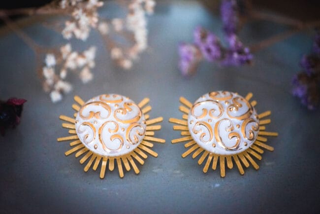 Assuna - Boucles Solare Thelma - Boucles d'oreilles bouton ancien sur estampe solaire