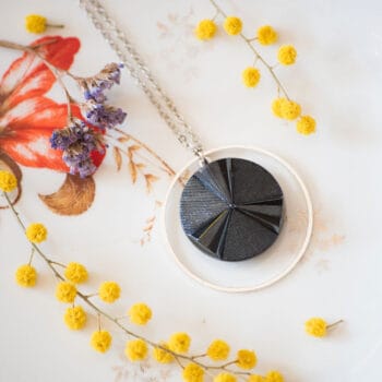 Assuna - Sautoir Astre Angèle bleu - bouton ancien 1940 - collier long d'inspiration vintage en forme d'ellipse