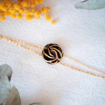 Assuna - Bracelet chaîne double Andrée doré - bouton ancien noir et or 1920