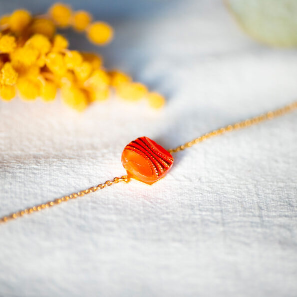 Assuna - Bracelet chaîne simple Frida orange vif et doré - bouton ancien 1940