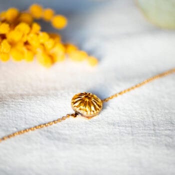 Assuna - Bracelet chaîne simple Irma - bouton ancien 1940 - bracelet vintage doré