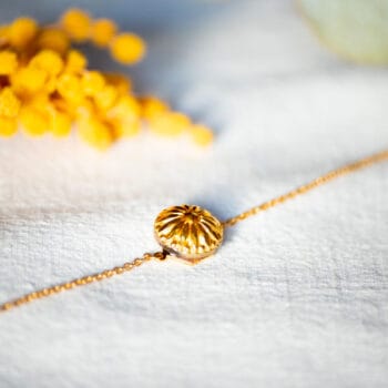 Assuna - Bracelet chaîne simple Irma - bouton ancien 1940 - bracelet vintage doré