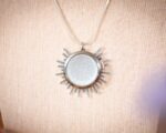 Assuna – Collier Solare Judith – Bijou bouton ancien bijou soleil vintage 1940 collier argenté