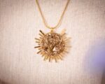 Assuna – Collier Solare Vera – Bijou bouton ancien bijou soleil vintage 1940