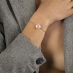 Assuna – Bracelet chaîne simple Candice rose irisé transparent bouton ancien 1940 esprit vintage