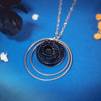 Assuna - Collier Lunare Faustine bleu noir - bouton ancien 1940 - collier d'inspiration vintage en forme de croissant de lune