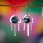 Assuna Medusa Aurélia boucles Louise noires à rayures argentées – bijou vintage boutons anciens rétro boucles ajourées boucles légères bijou unique