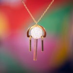 Assuna Medusa Aurélia collier Ombeline blanc et doré – bijou vintage bouton ancien rétro collier ajouré collier léger bijou unique