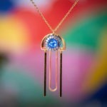 Assuna Medusa Pelagia collier Fantine bleu et or – bijou vintage bouton ancien rétro collier ajouré collier léger bijou unique