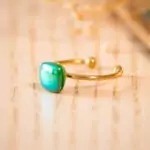 Bague fine Doris verte – Assuna – Bague réglable d’inspiration vintage – bague bouton ancien 1940